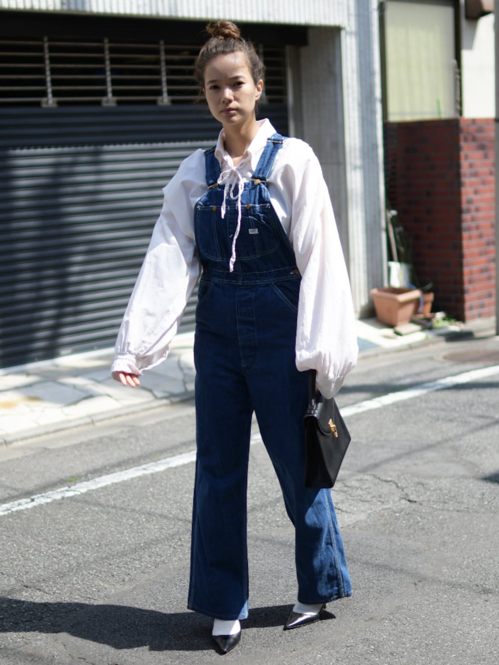 「サロペット、オーバーオール、ブラウス、オーバーサイズ、古着、古着MIX、パンプス、おだんごヘアー」｜「Leeのアイテム（サロペット/オーバーオール、ブルー系）」を使った、lubbshopさん（レディース・159cm）の秋コーディネートの1枚目の写真