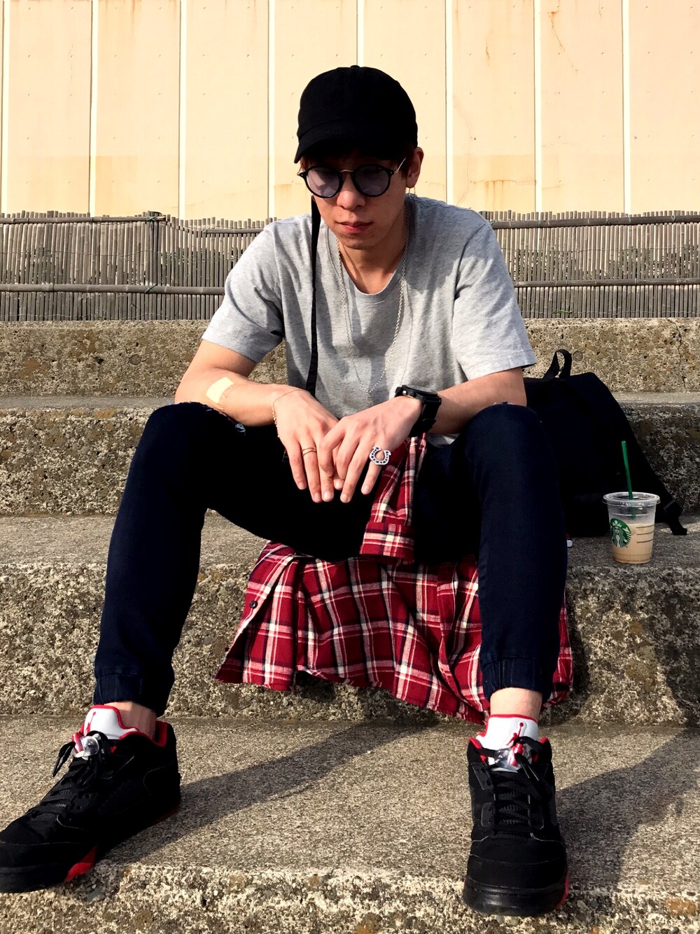 ブラック系のスニーカーを着用したメンズの春コーディネートの1枚目の写真