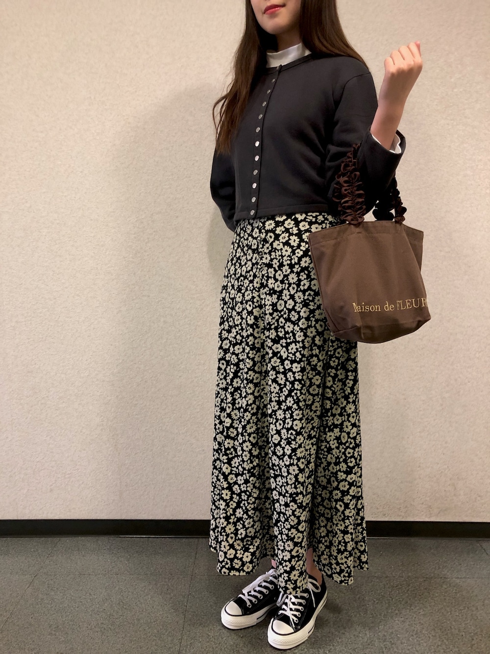 「オトナカジュアル、おしゃれさんと繋がりたい、カジュアル、冬コーデ、スニーカー、ラフ、タートルネック、スカート、花柄、スカートスタイル」｜「LOWRYS FARMのハナクルミボタンＡラインスカート　828989（スカート、ブラック系）」を使った、sさん（レディース・165cm）の冬コーディネートの1枚目の写真