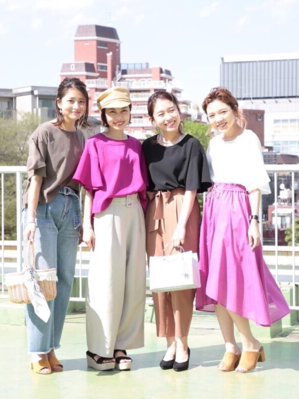 ブラック系のシャツ/ブラウス、ブルー系のデニムパンツ、ホワイト系のかごバッグを着用したレディースの春コーディネートの1枚目の写真