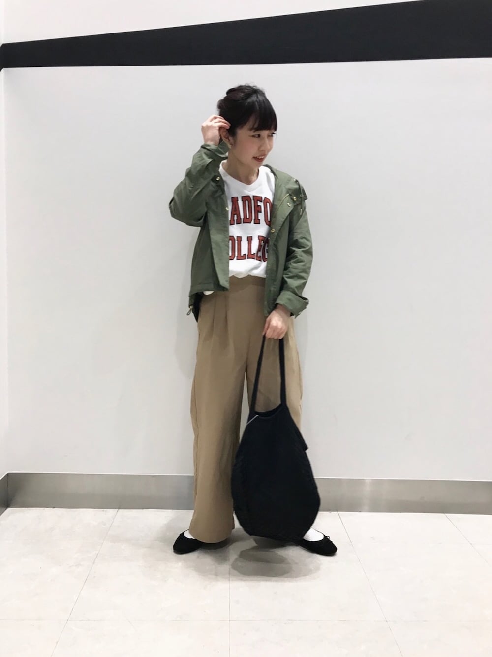 ホワイト系のTシャツ/カットソー、グリーン系のマウンテンパーカー、ベージュ系のその他パンツを着用したレディースの春コーディネートの1枚目の写真