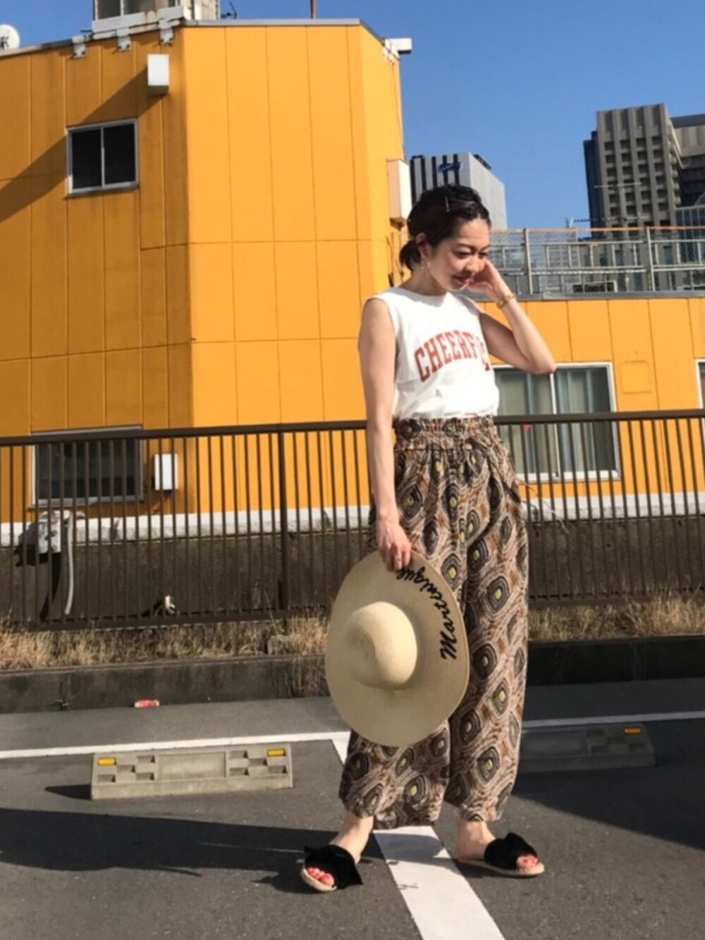 「オトナカジュアル、カジュアルコーデ、夏コーデ、スカーチョ、ロゴT、ノースリーブ、Tシャツ、サンダル、Discoat Parisien、Discoat」｜「Discoat Parisienのカレッジロゴノースリ（Tシャツ/カットソー、ホワイト系）」を使った、_a_n_c_o___さん（レディース・158cm）の夏コーディネートの1枚目の写真
