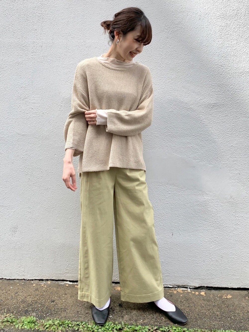 ベージュ系のニット/セーター、ホワイト系のTシャツ/カットソー、グリーン系のその他パンツを着用したレディースの春コーディネートの1枚目の写真