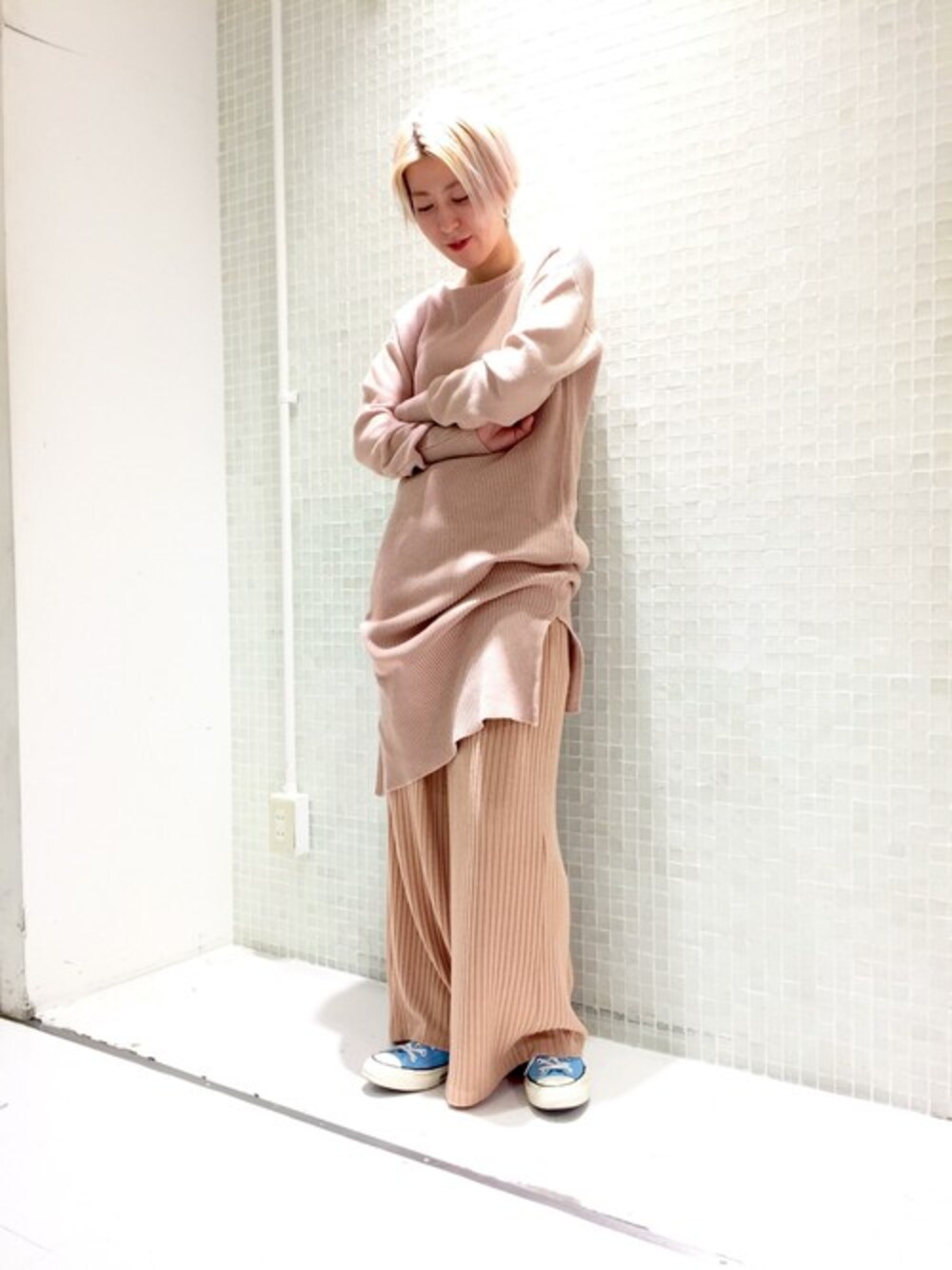 「スニーカー、コンバース、シンプル、ワントーンコーデ、リブパンツ、KBF、ニットワンピース、春コーデ、ピンクベージュ」｜「KBFのKBF ロングニットワンピース（ワンピース、ピンク系）」を使った、ハマーさん（レディース・164cm）の冬コーディネートの1枚目の写真