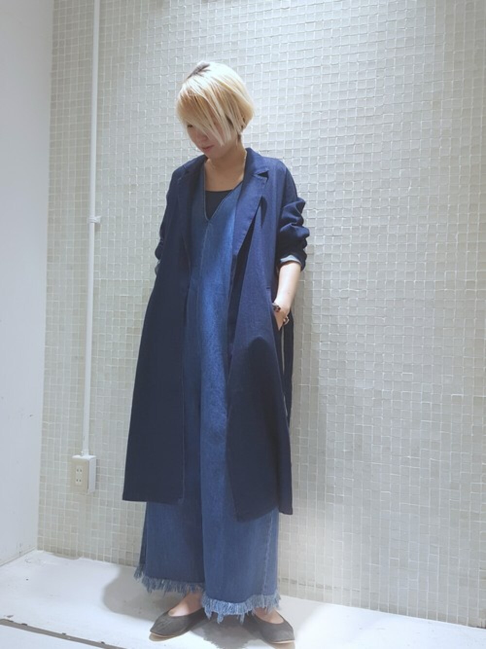 「デニム、サロペット、KBF、ガウン、デニムオンデニム、デニムサロペット、デニムガウン」｜「KBFのKBF デニムガウンコート（その他アウター、ブルー系）」を使った、ハマーさん（レディース・164cm）の春コーディネートの1枚目の写真
