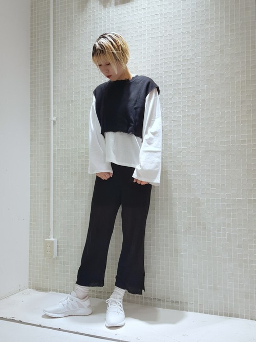 「スニーカー、ブラック、KBF、モノトーン、ニットパンツ、春コーデ」｜「KBFのKBF ワイドスリーブプルオーバー（Tシャツ/カットソー、ホワイト系）」を使った、ハマーさん（レディース・164cm）の春コーディネートの1枚目の写真