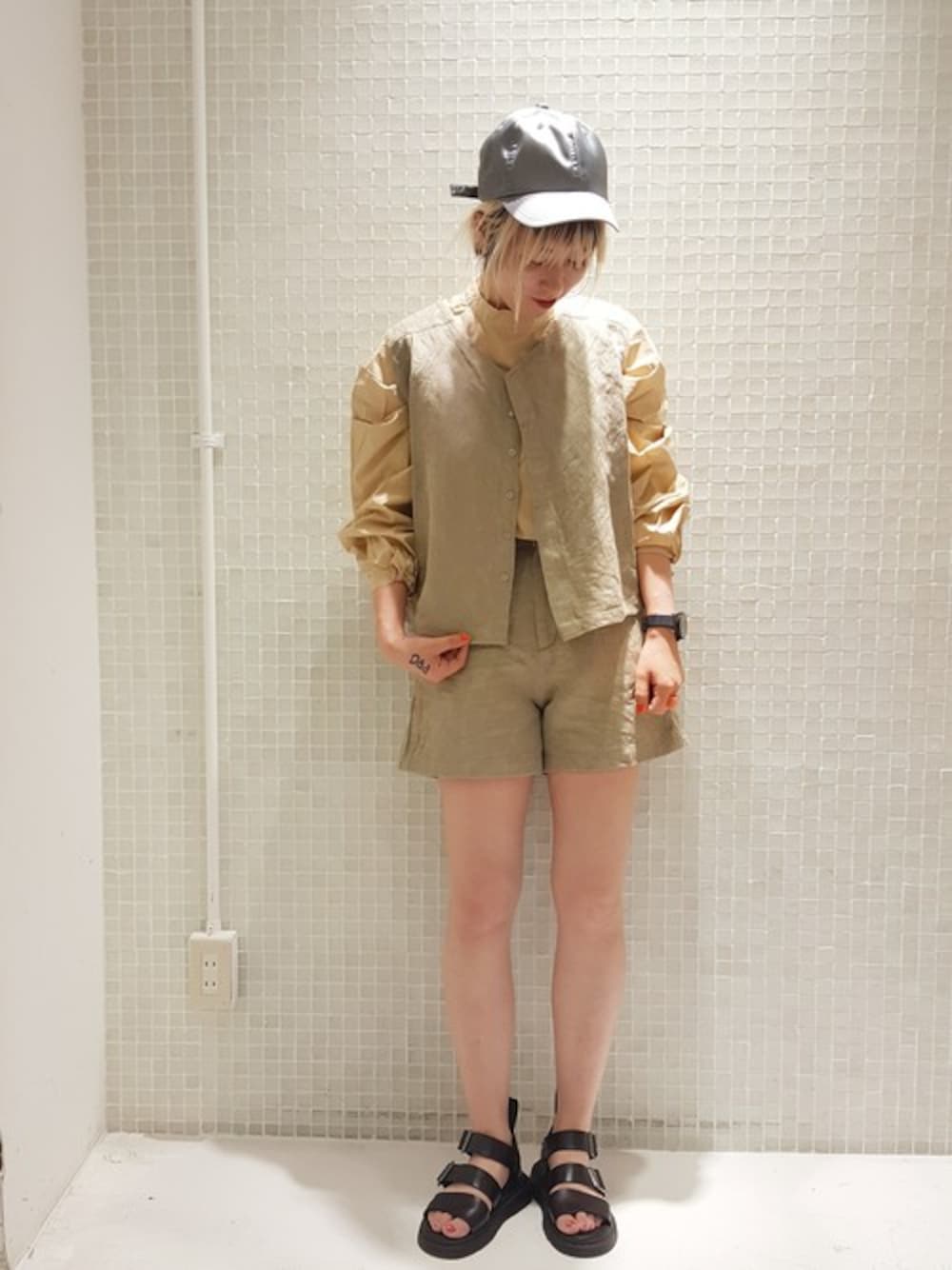 「セットアップ、夏、キャップ、ショートパンツ、KBF、Dr.Martens」｜「KBFのKBF 2wayジャガードトップス（シャツ/ブラウス、グリーン系）」を使った、ハマーさん（レディース・164cm）の春コーディネートの1枚目の写真