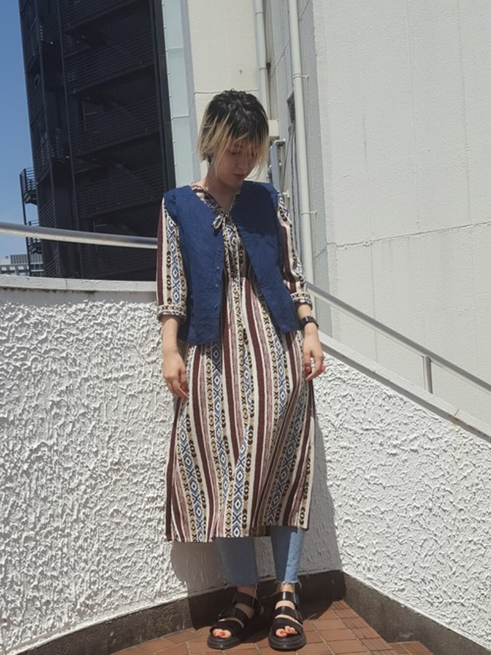 「デニム、ワンピース、エスニック、夏、KBF、柄×柄、柄ワンピース」｜「KBFのKBF エスニック柄ワンピース（ワンピース、ベージュ系）」を使った、ハマーさん（レディース・164cm）の春コーディネートの1枚目の写真
