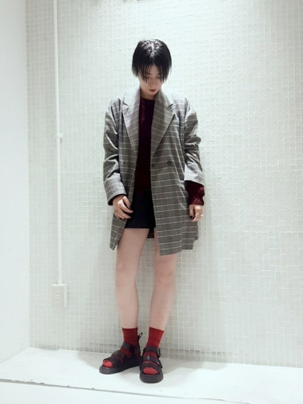 「ニット、ジャケット、KBF、Dr.Martens、赤、チェック柄、グレンチェック、ラメニット」｜「KBFのKBF チェックオーバージャケット（その他アウター、グレー系）」を使った、ハマーさん（レディース・164cm）の秋コーディネートの1枚目の写真