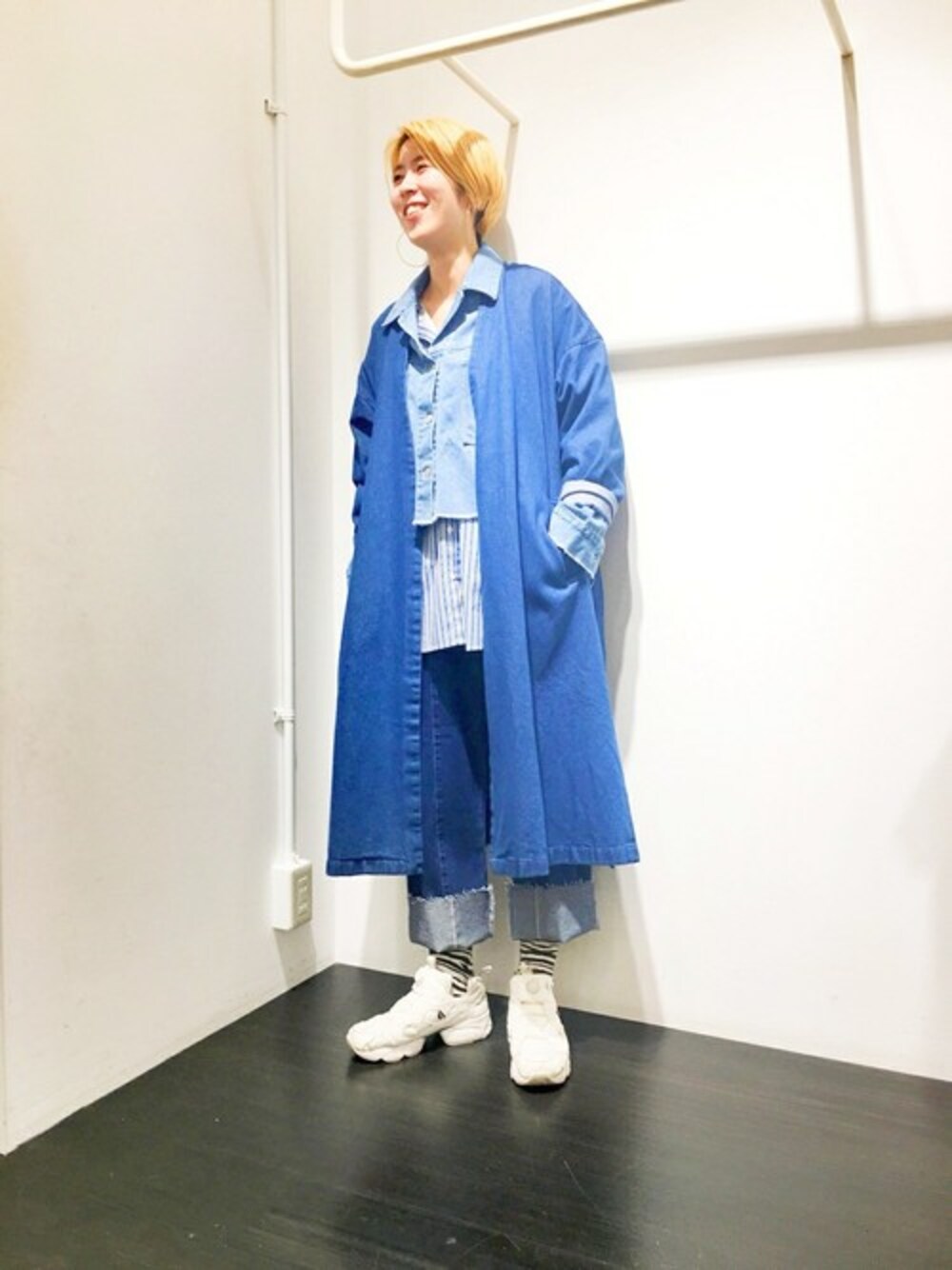 「スニーカー、デニム、デニムジャケット、KBF、ストライプ、ストライプシャツ、春コーデ」｜「KBFのノーカラーデニムコート（デニムジャケット、ブルー系）」を使った、ハマーさん（レディース・164cm）の冬コーディネートの1枚目の写真
