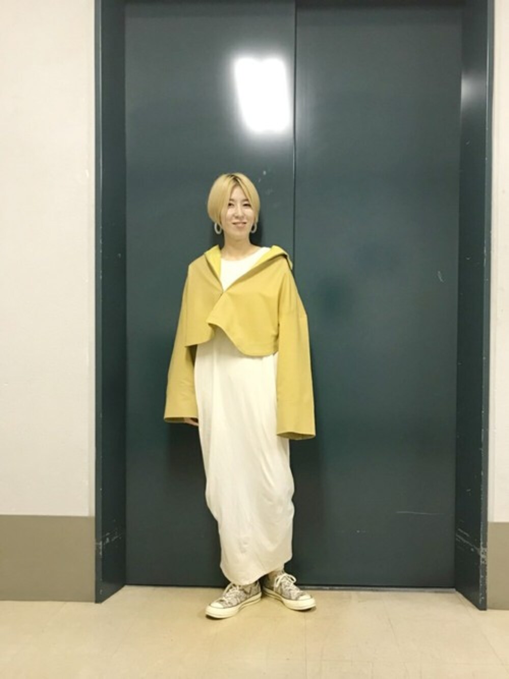 「スニーカー、ジャケット、コンバース、ワンピース、ベージュ、KBF、春コーデ、ショートヘア」｜「KBFのWIDEスリーブスウィングトップジャケット（その他アウター、ベージュ系）」を使った、ハマーさん（レディース・164cm）の冬コーディネートの1枚目の写真