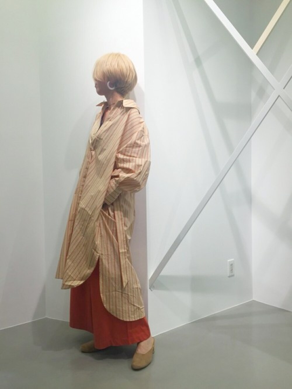 「KBF、ストライプ、オレンジ、ワイドパンツ、シャツワンピ、春コーデ、シャツスタイル、ミュール」｜「KBFのデザインスリーブシャツワンピース（ワンピース、ベージュ系）」を使った、ハマーさん（レディース・164cm）の春コーディネートの1枚目の写真