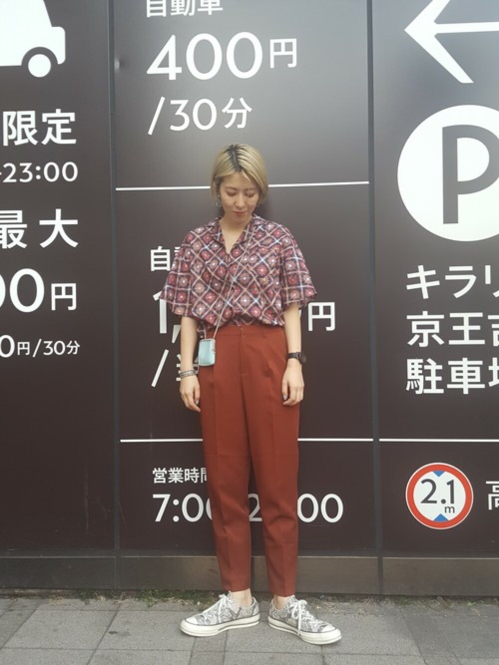 「テーパードパンツ、コンバース、柄シャツ、KBF、ブラウン、シャツスタイル、夏コーデ、開襟シャツ」｜「KBFのタイルプリントオープンカラーシャツ（シャツ/ブラウス、グレー系）」を使った、ハマーさん（レディース・164cm）の春コーディネートの1枚目の写真