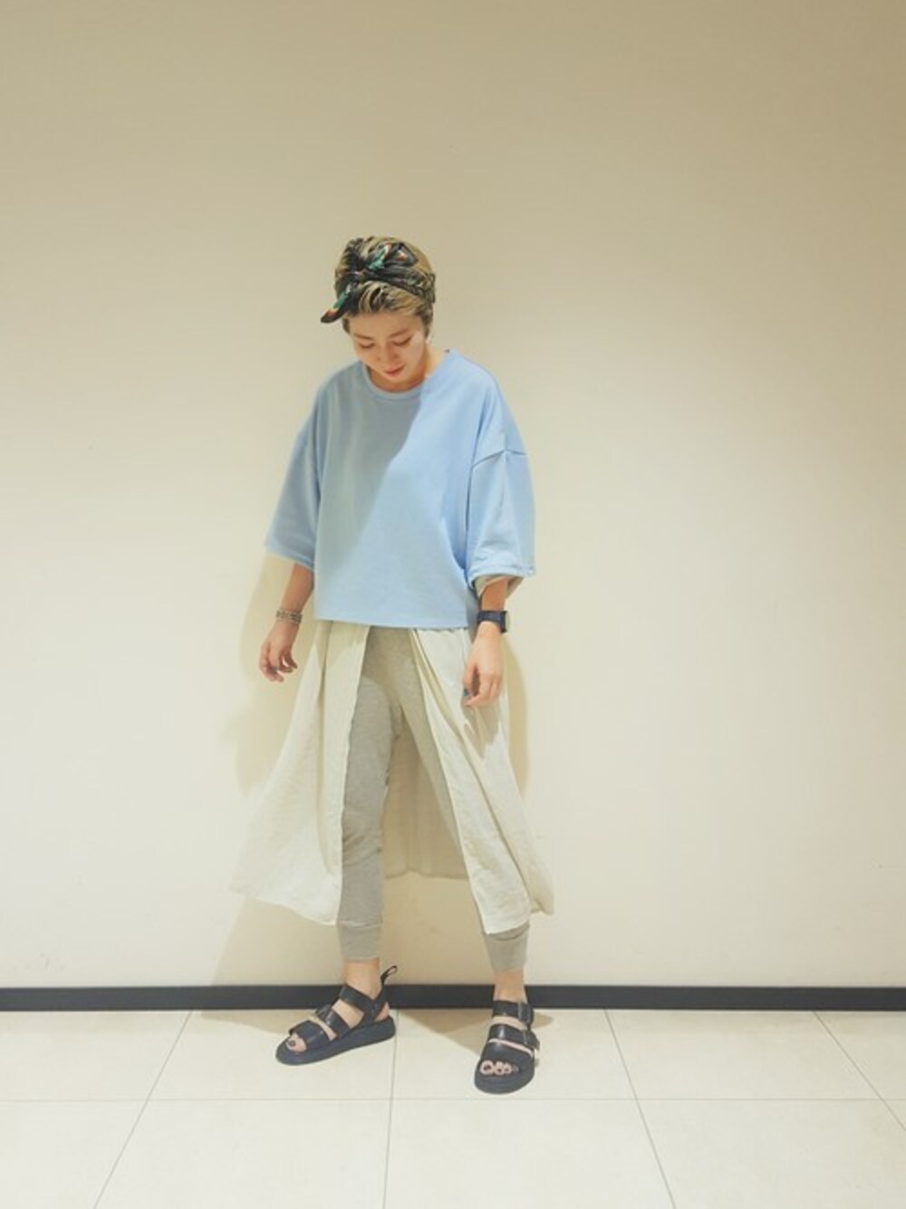 「Tシャツ、KBF、Dr.Martens、ガウン、レイヤードスタイル、スカーフ、バンダナ、夏コーデ」｜「KBFのワイヤースリーブTEE（Tシャツ/カットソー、ブルー系）」を使った、ハマーさん（レディース・164cm）の春コーディネートの1枚目の写真