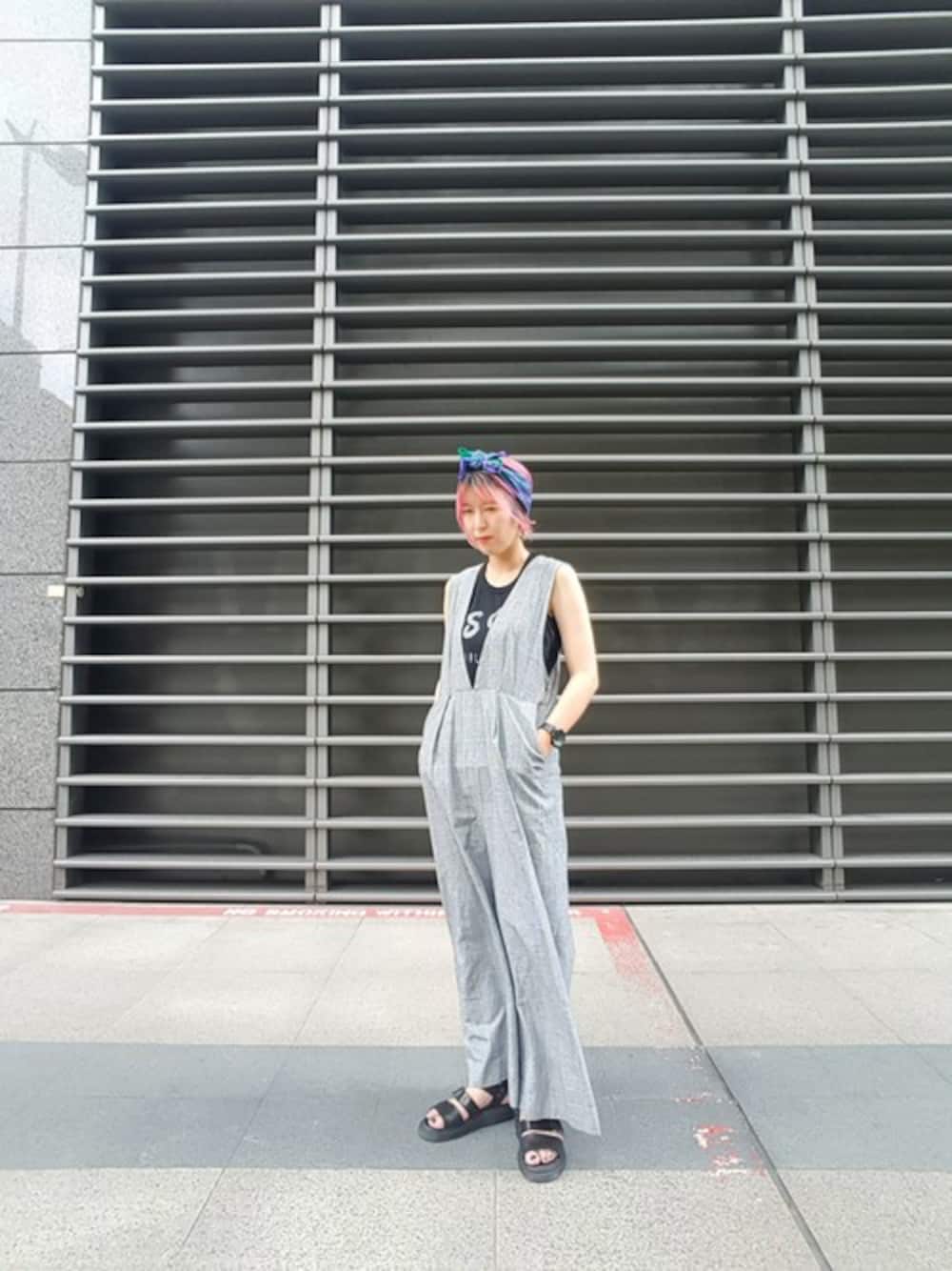 「夏、サロペット、オールインワン、KBF、Dr.Martens、スカーフ、バンダナ、グレンチェック、夏コーデ」｜「KBFのグレンチェックサロペット（サロペット/オーバーオール、ホワイト系）」を使った、ハマーさん（レディース・164cm）の夏コーディネートの1枚目の写真