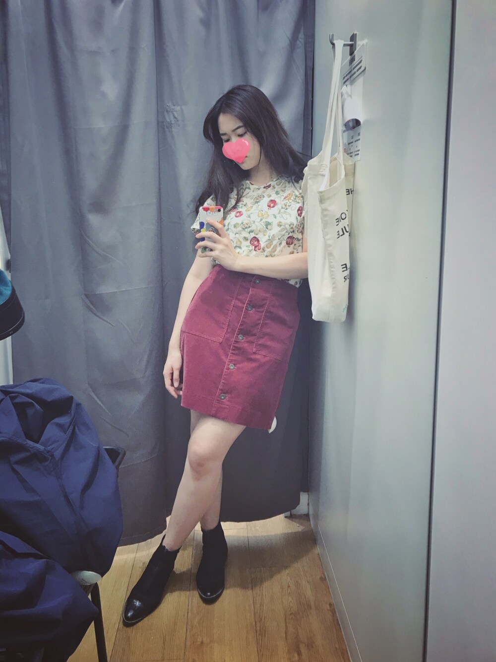 「UNIQLOのアイテム（スカート、レッド系）」を使った、李哪吒さん（レディース・164cm）の冬コーディネートの1枚目の写真