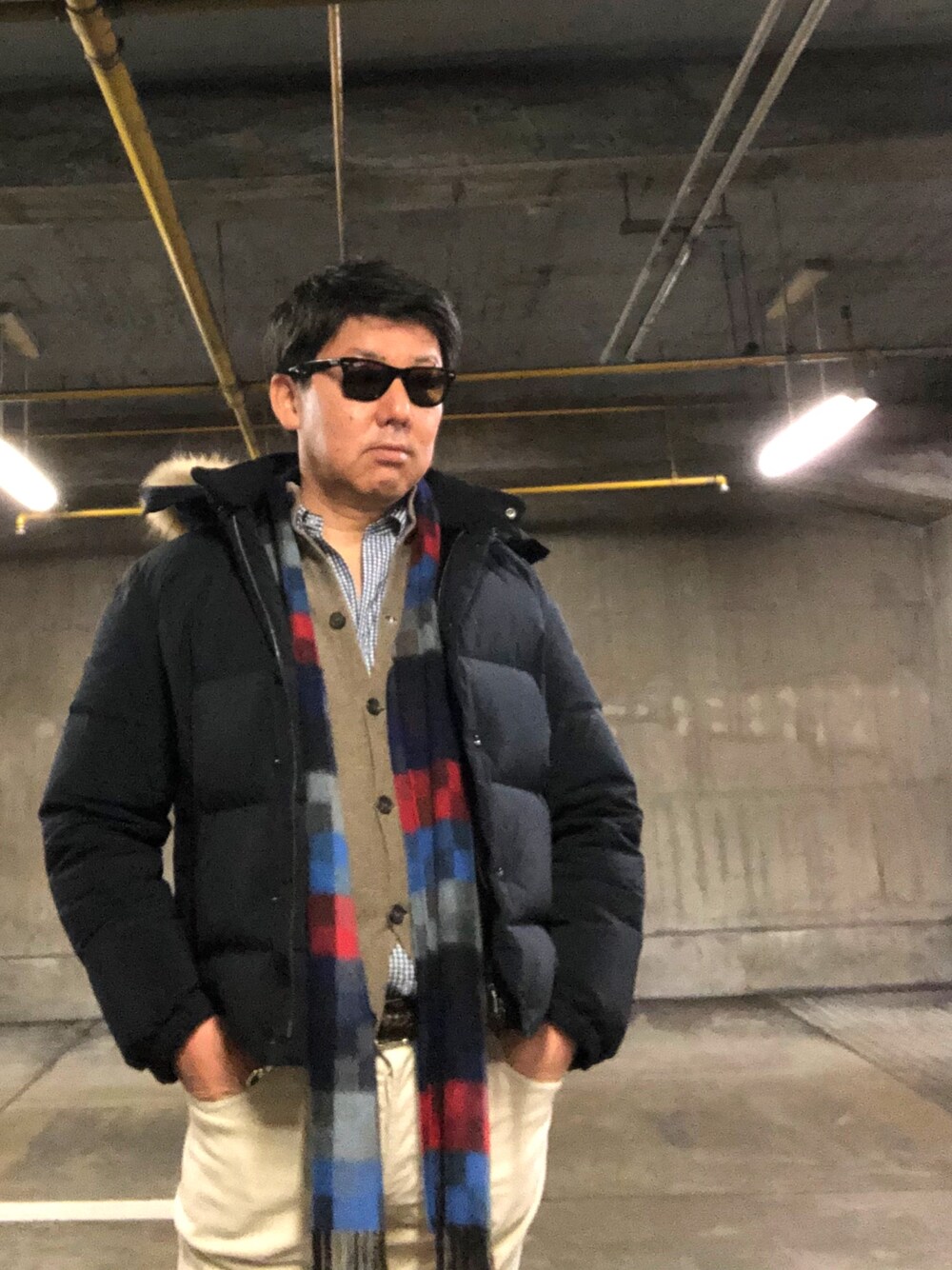 「ダウンジャケット、ホワイトパンツ、ニット、マフラー、休日スタイル」｜「TOMORROWLAND のTOMORROWLAND ダウンジャケット（ダウンジャケット/コート、ブルー系）」を使った、akira 1968さん（メンズ・172cm）の冬コーディネートの1枚目の写真