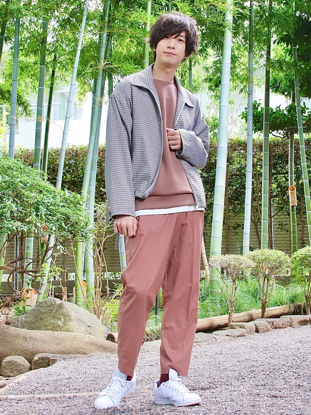 ベージュ系のブルゾン、ベージュ系のスウェット、ホワイト系のタンクトップを着用したメンズの秋コーディネートの1枚目の写真