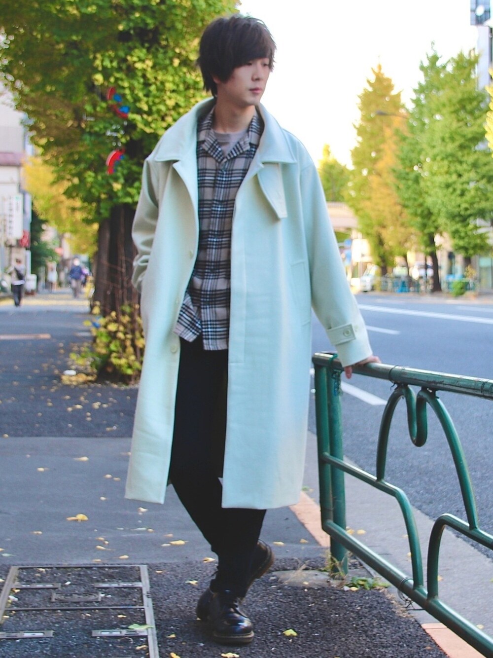 ベージュ系のステンカラーコート、イエロー系のシャツ/ブラウス、ブラック系のその他パンツを着用したメンズの秋コーディネートの1枚目の写真