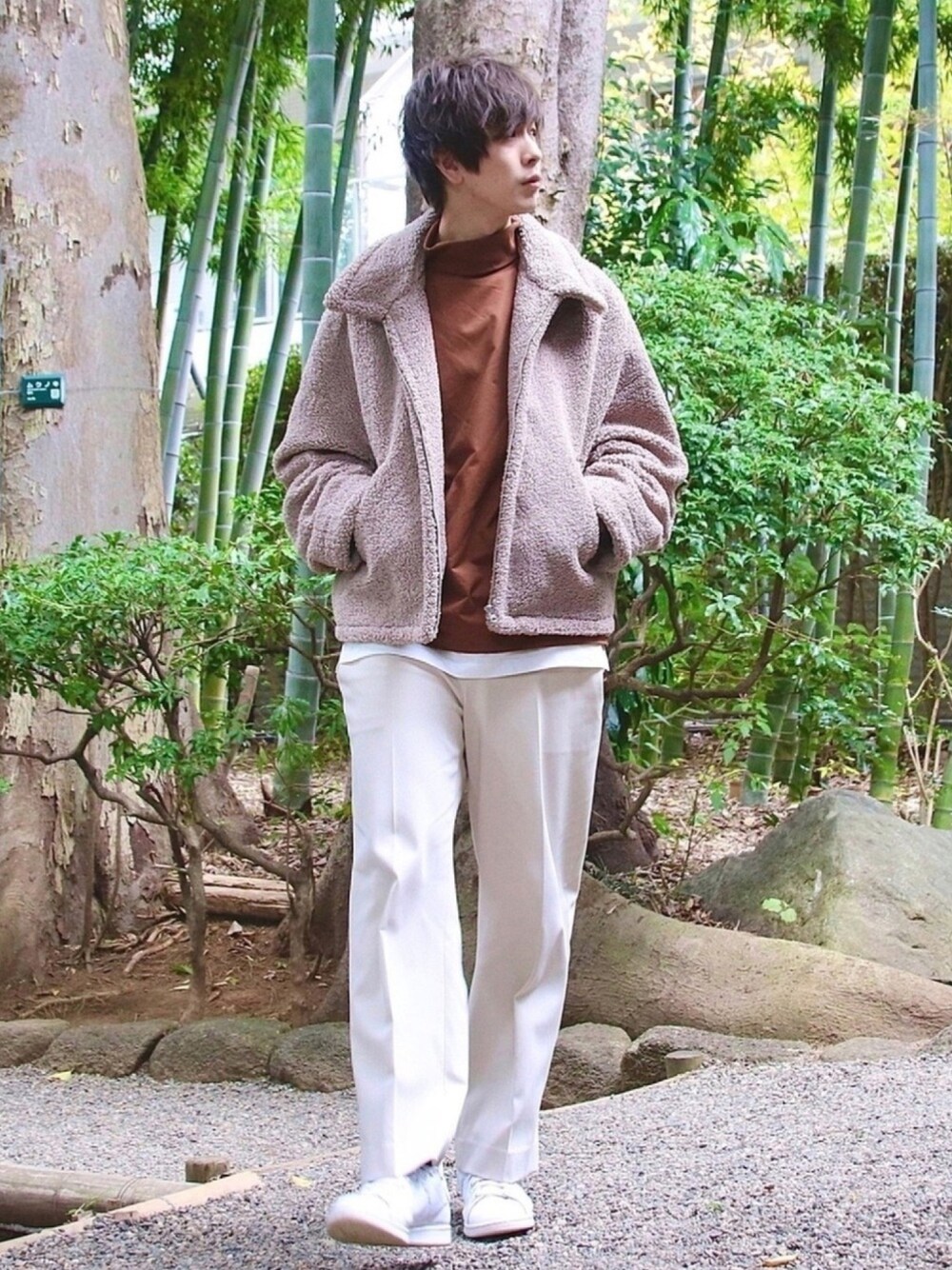 ベージュ系のブルゾン、ブラウン系のTシャツ/カットソー、ホワイト系のタンクトップを着用したメンズの秋コーディネートの1枚目の写真