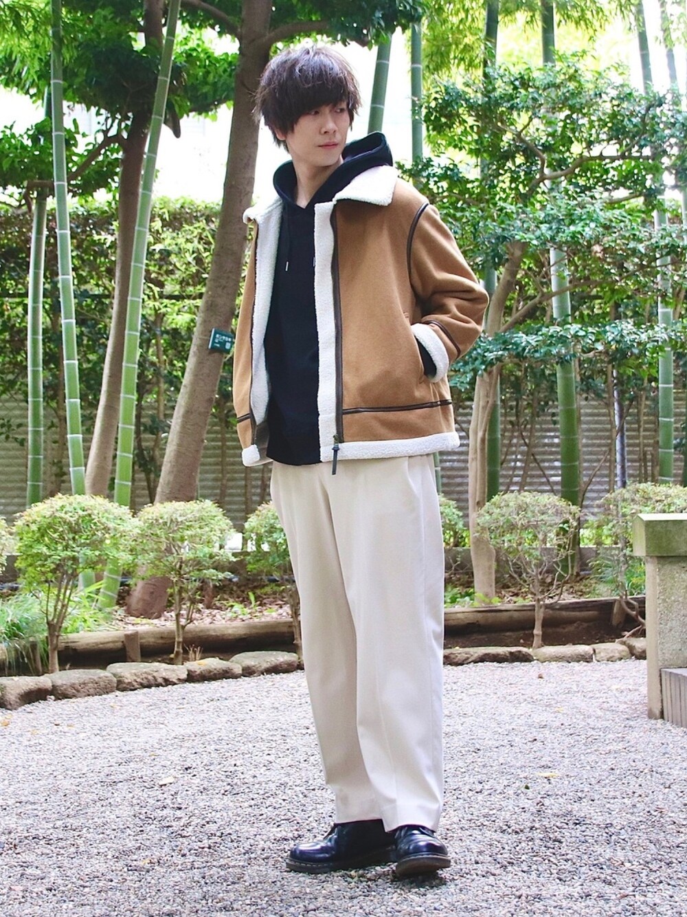 ベージュ系のジャケット/アウター、ホワイト系のスラックス、ブラック系のドレスシューズを着用したメンズの秋コーディネートの1枚目の写真