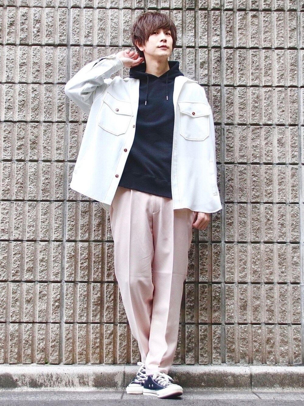 ベージュ系のその他パンツ、ホワイト系のシャツ/ブラウス、ブラック系のパーカーを着用したメンズの冬コーディネートの1枚目の写真