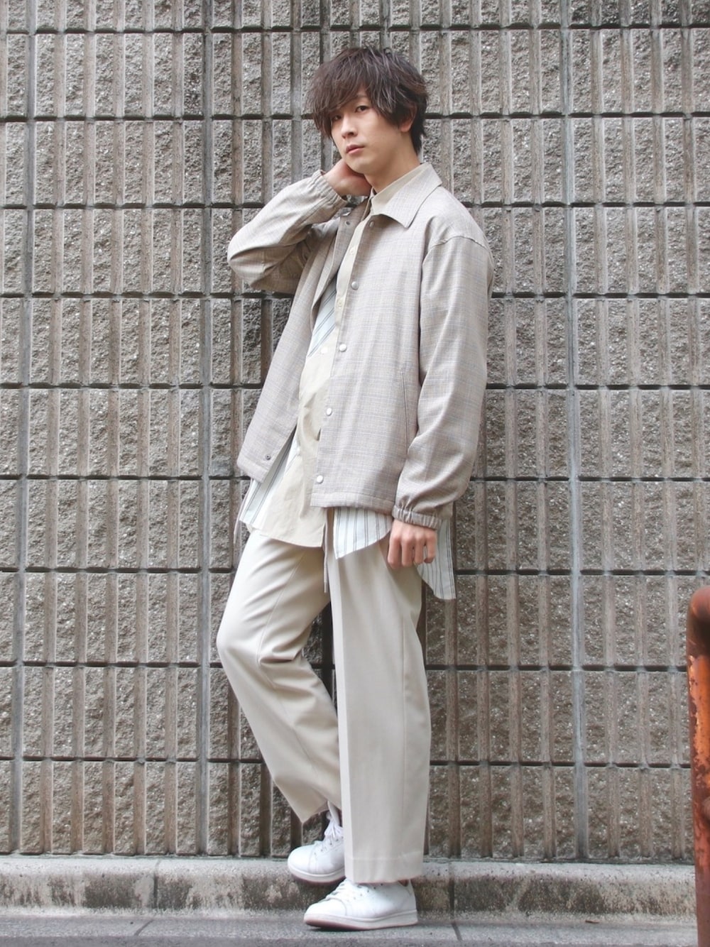 ベージュ系のブルゾン、ホワイト系のシャツ/ブラウス、ホワイト系のスラックスを着用したメンズの冬コーディネートの1枚目の写真