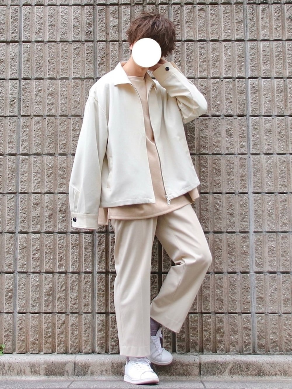 ホワイト系のブルゾン、ベージュ系のTシャツ/カットソー、ホワイト系のスラックスを着用したメンズの春コーディネートの1枚目の写真