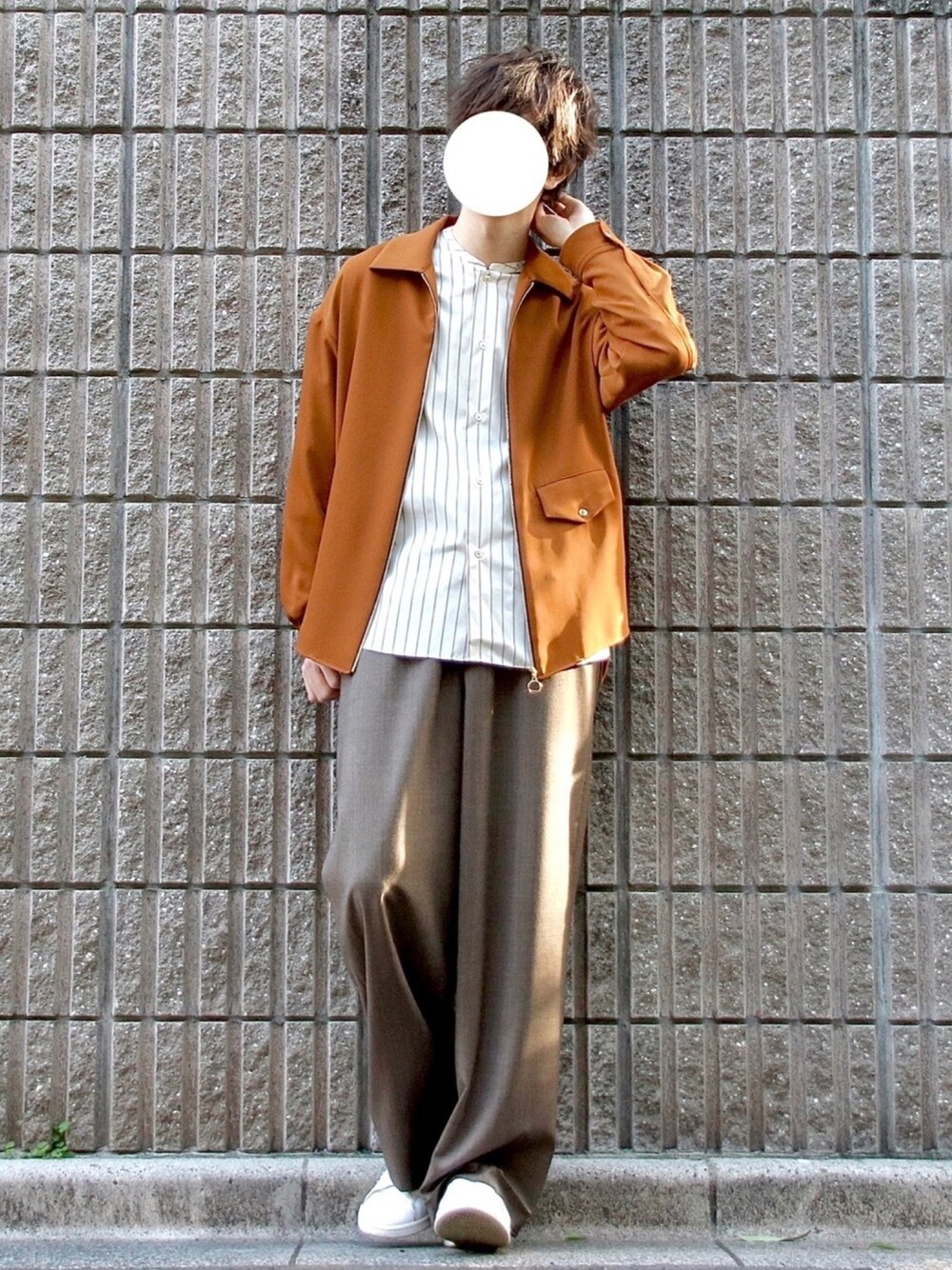 ブラウン系のシャツ/ブラウス、ベージュ系のシャツ/ブラウス、ブラウン系のスラックスを着用したメンズの春コーディネートの1枚目の写真