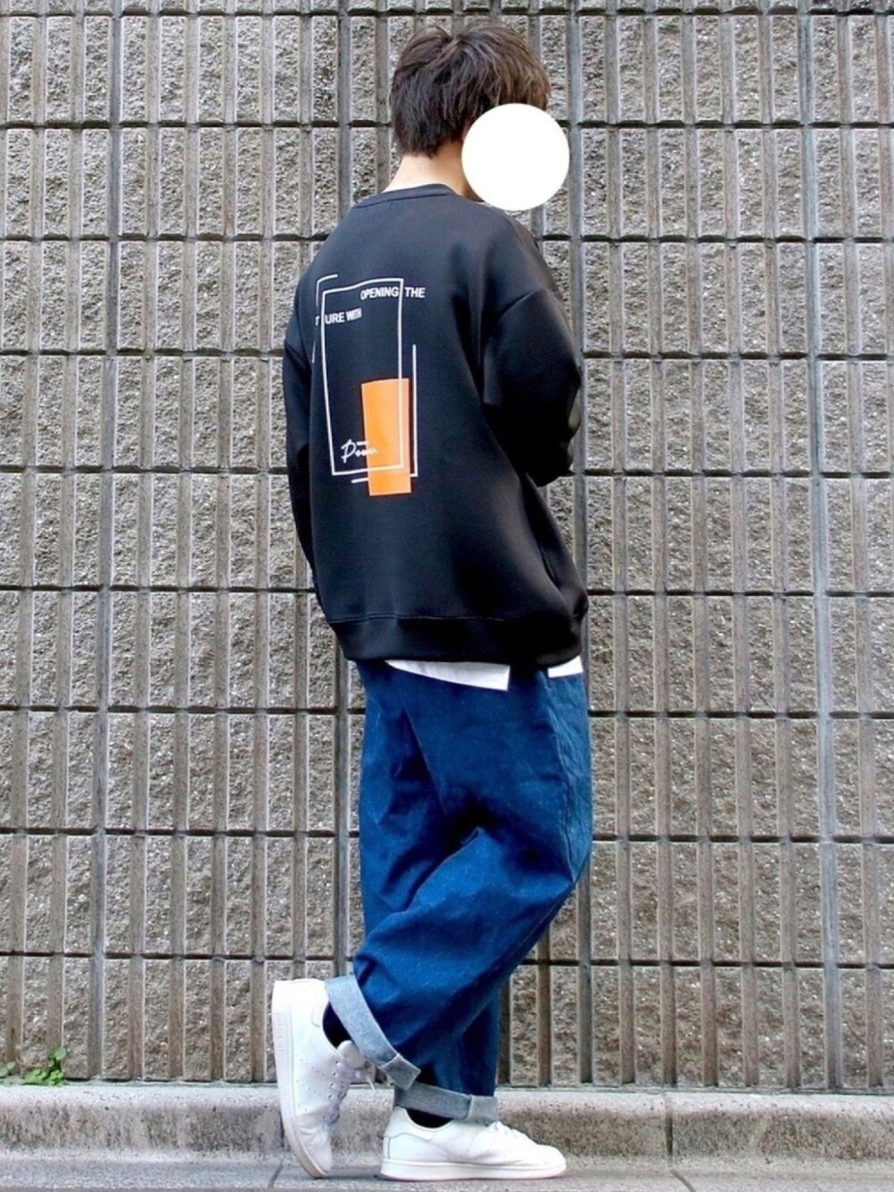 ブラック系のスウェット、ホワイト系のTシャツ/カットソー、ブルー系のデニムパンツを着用したメンズの春コーディネートの1枚目の写真