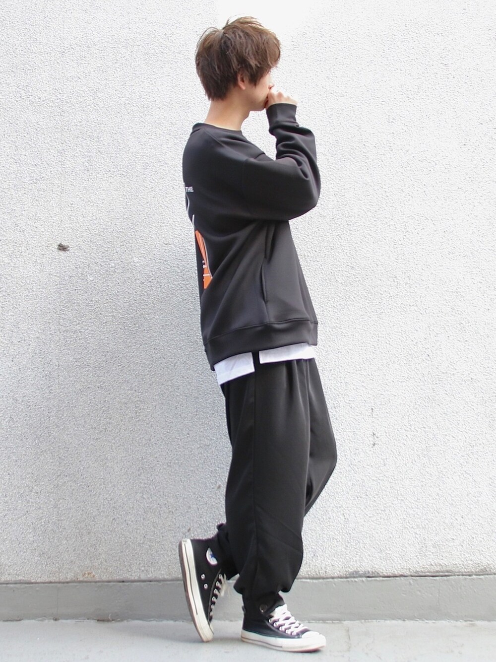 ブラック系のスウェット、ホワイト系のTシャツ/カットソー、ブラック系のその他パンツを着用したメンズの春コーディネートの1枚目の写真