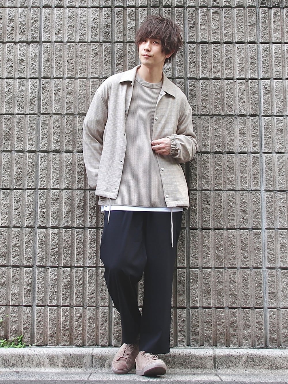 ベージュ系のブルゾン、ベージュ系のニット/セーター、ホワイト系のTシャツ/カットソーを着用したメンズの春コーディネートの1枚目の写真