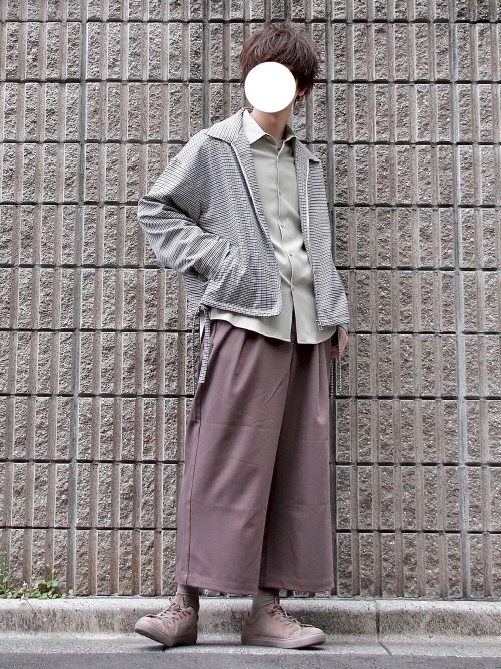 ベージュ系のブルゾン、ベージュ系のシャツ/ブラウス、ベージュ系のその他パンツを着用したメンズの春コーディネートの1枚目の写真