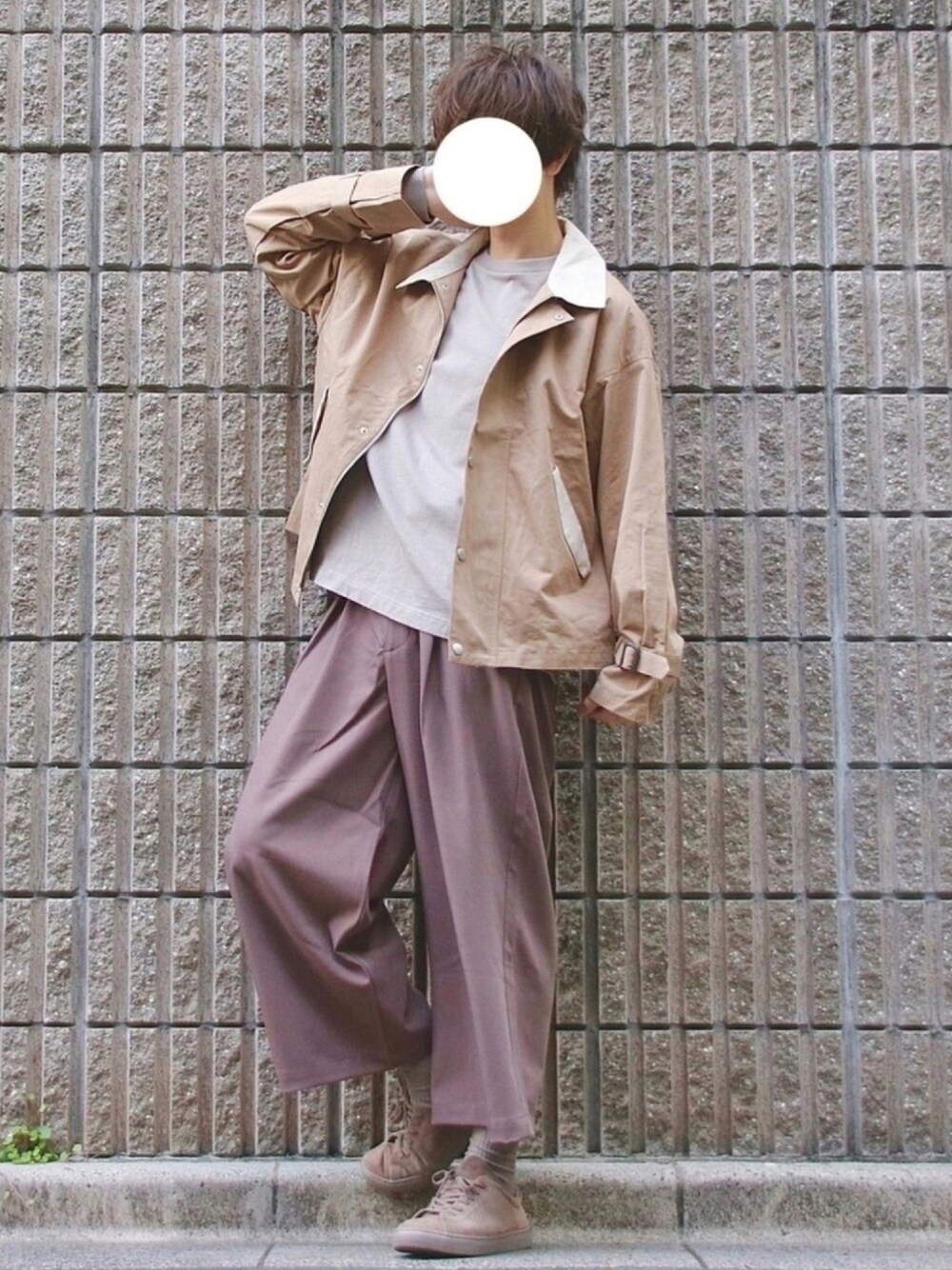 ブラウン系のブルゾン、ベージュ系のTシャツ/カットソー、ベージュ系のその他パンツを着用したメンズの春コーディネートの1枚目の写真