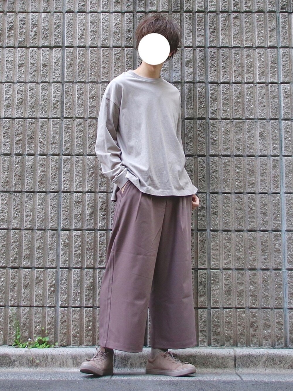 ベージュ系のその他パンツ、ベージュ系のTシャツ/カットソー、ブラウン系のスニーカーを着用したメンズの春コーディネートの1枚目の写真