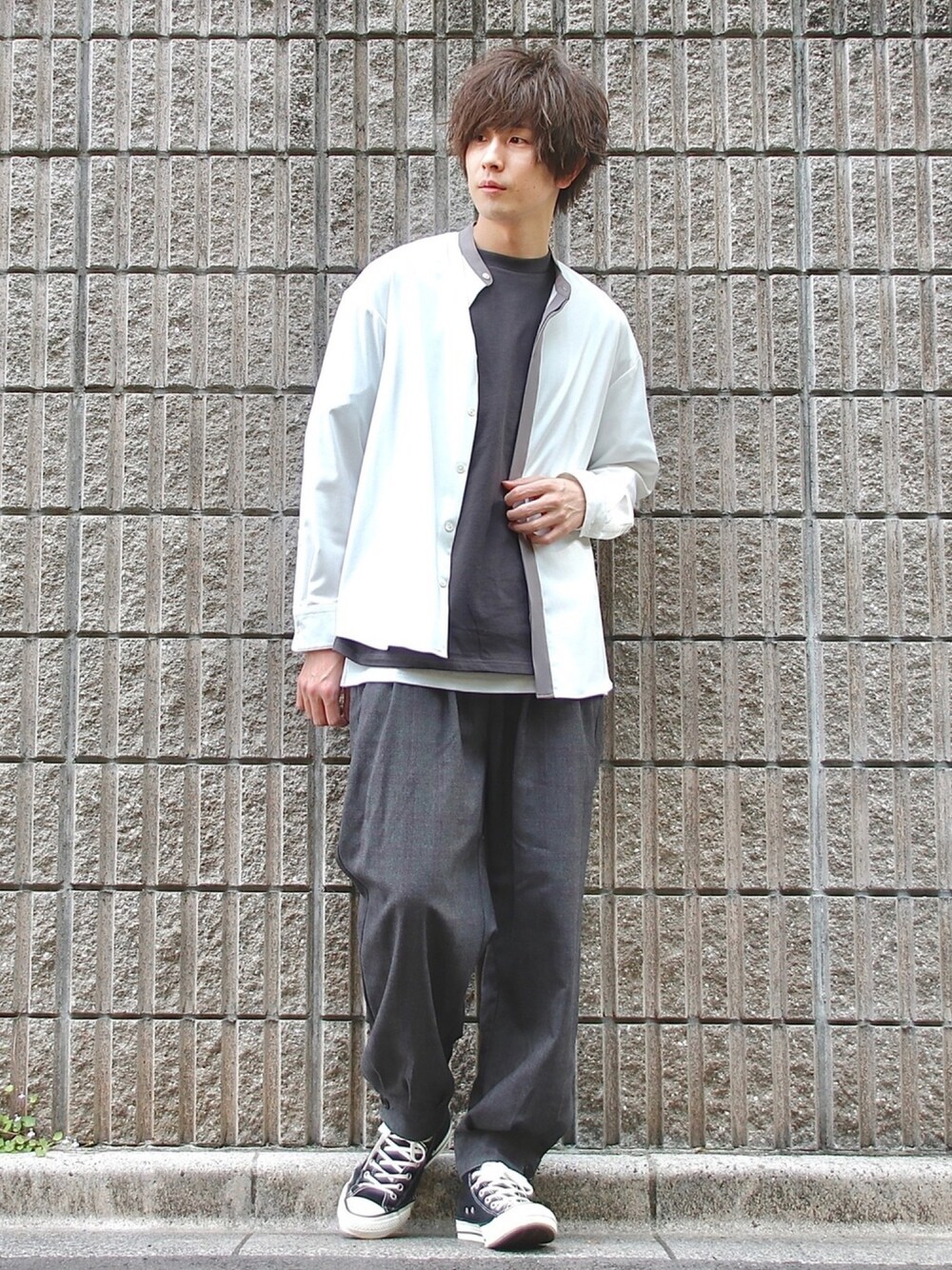 ホワイト系のシャツ/ブラウス、グレー系のTシャツ/カットソー、ホワイト系のタンクトップを着用したメンズの春コーディネートの1枚目の写真