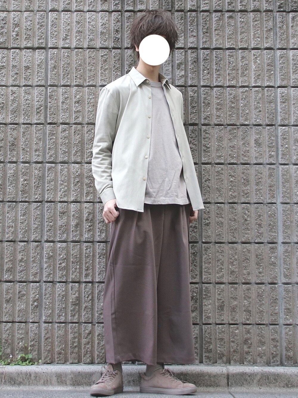 ベージュ系のその他パンツ、ベージュ系のシャツ/ブラウス、ベージュ系のTシャツ/カットソーを着用したメンズの春コーディネートの1枚目の写真