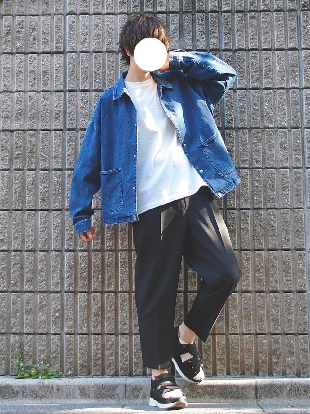 ブルー系のデニムジャケット、ホワイト系のTシャツ/カットソー、ブラック系のスラックスを着用したメンズの春コーディネートの1枚目の写真