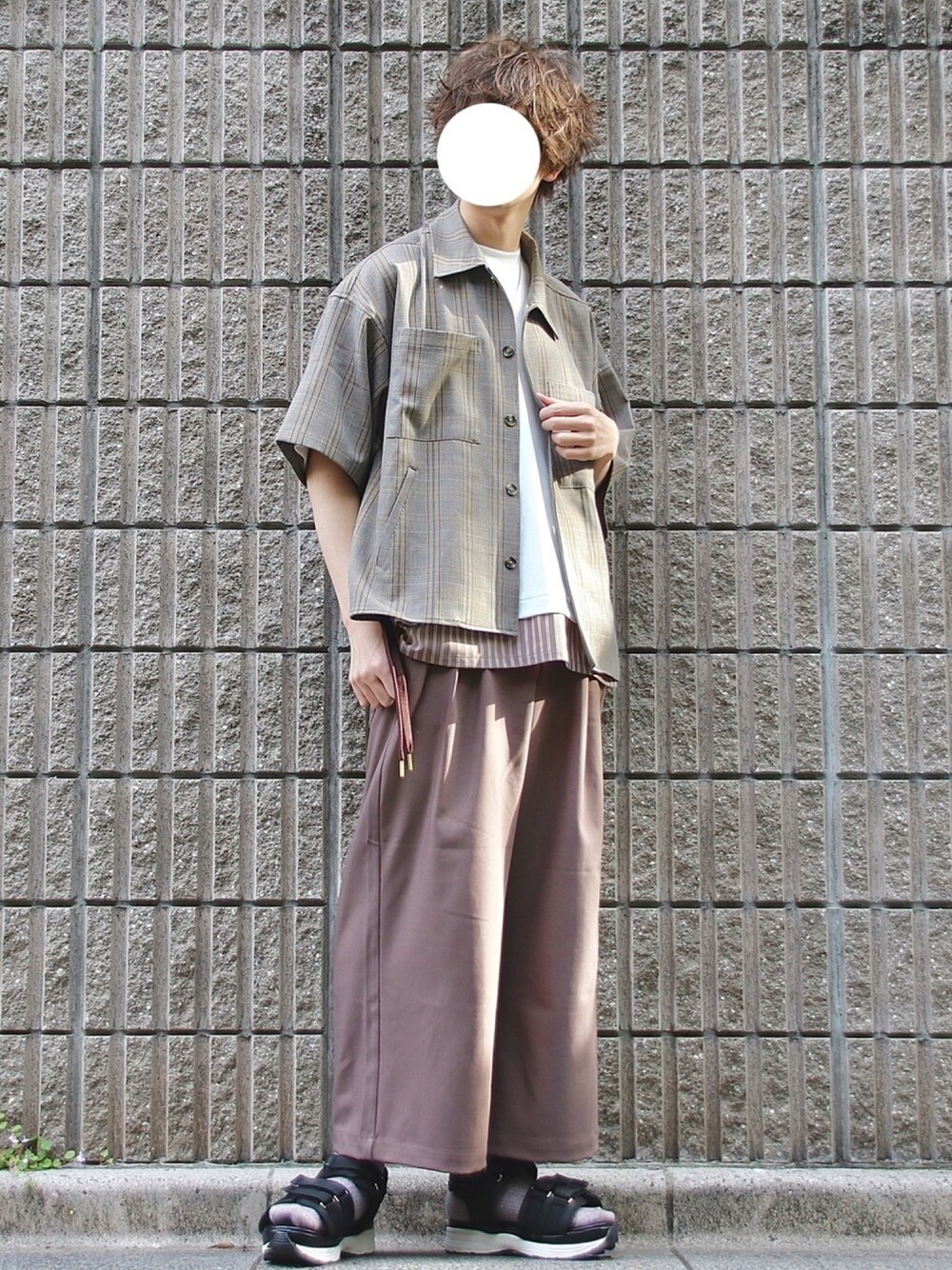 ホワイト系のTシャツ/カットソー、ブラウン系のシャツ/ブラウス、ベージュ系のその他パンツを着用したメンズの春コーディネートの1枚目の写真