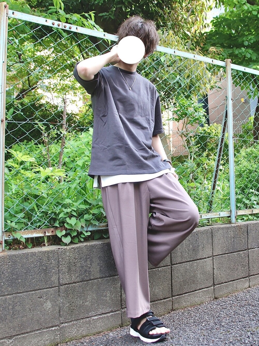 グレー系のTシャツ/カットソー、ベージュ系のその他パンツ、ホワイト系のタンクトップを着用したメンズの春コーディネートの1枚目の写真