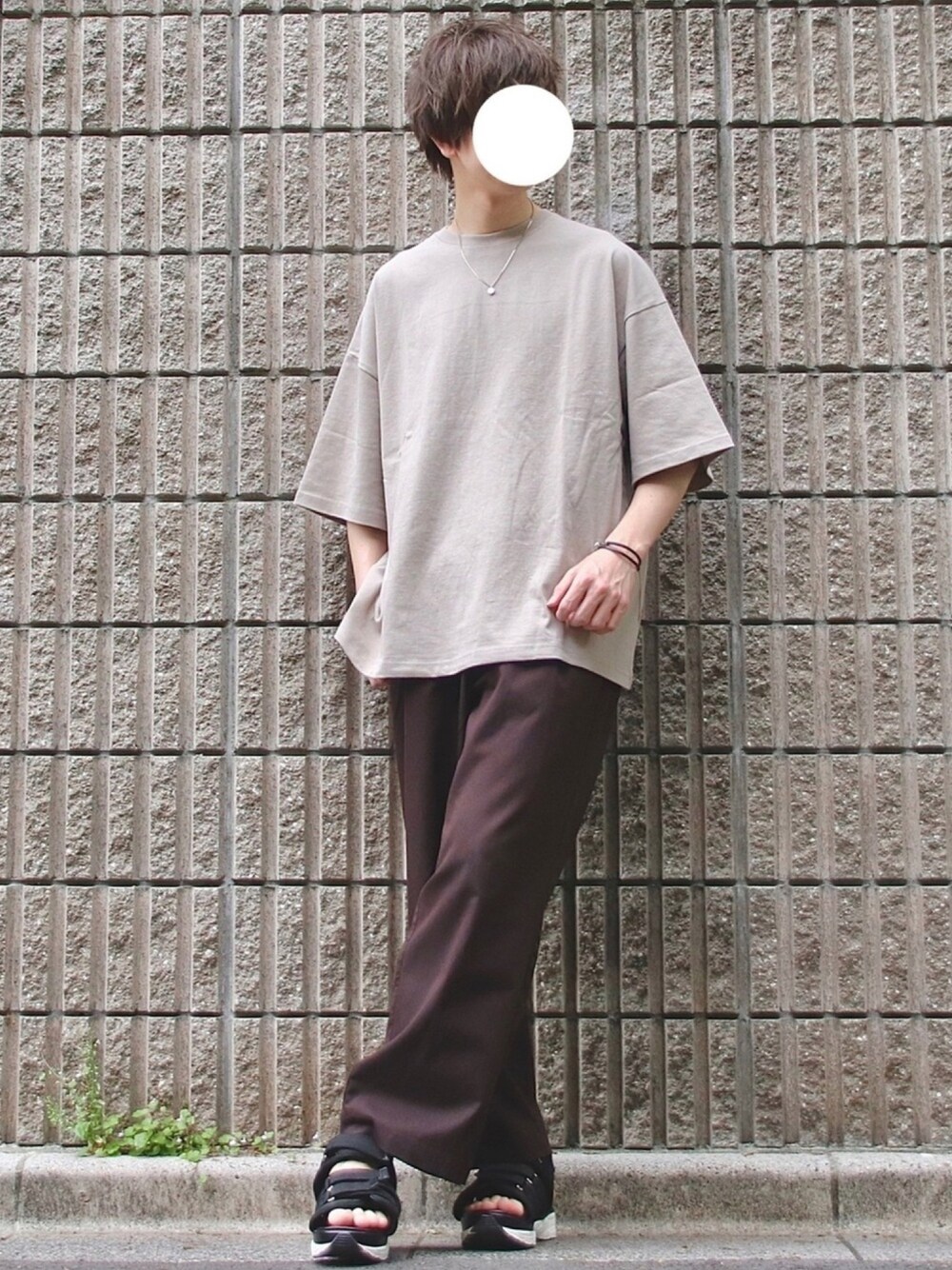 ベージュ系のTシャツ/カットソー、ブラウン系のその他パンツ、ブラック系のサンダルを着用したメンズの春コーディネートの1枚目の写真