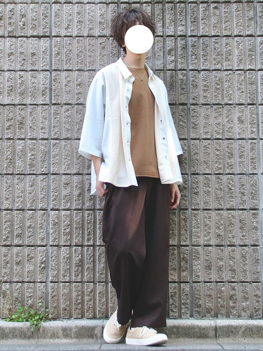 ホワイト系のシャツ/ブラウス、ブラウン系のTシャツ/カットソー、ブラウン系のその他パンツを着用したメンズの春コーディネートの1枚目の写真