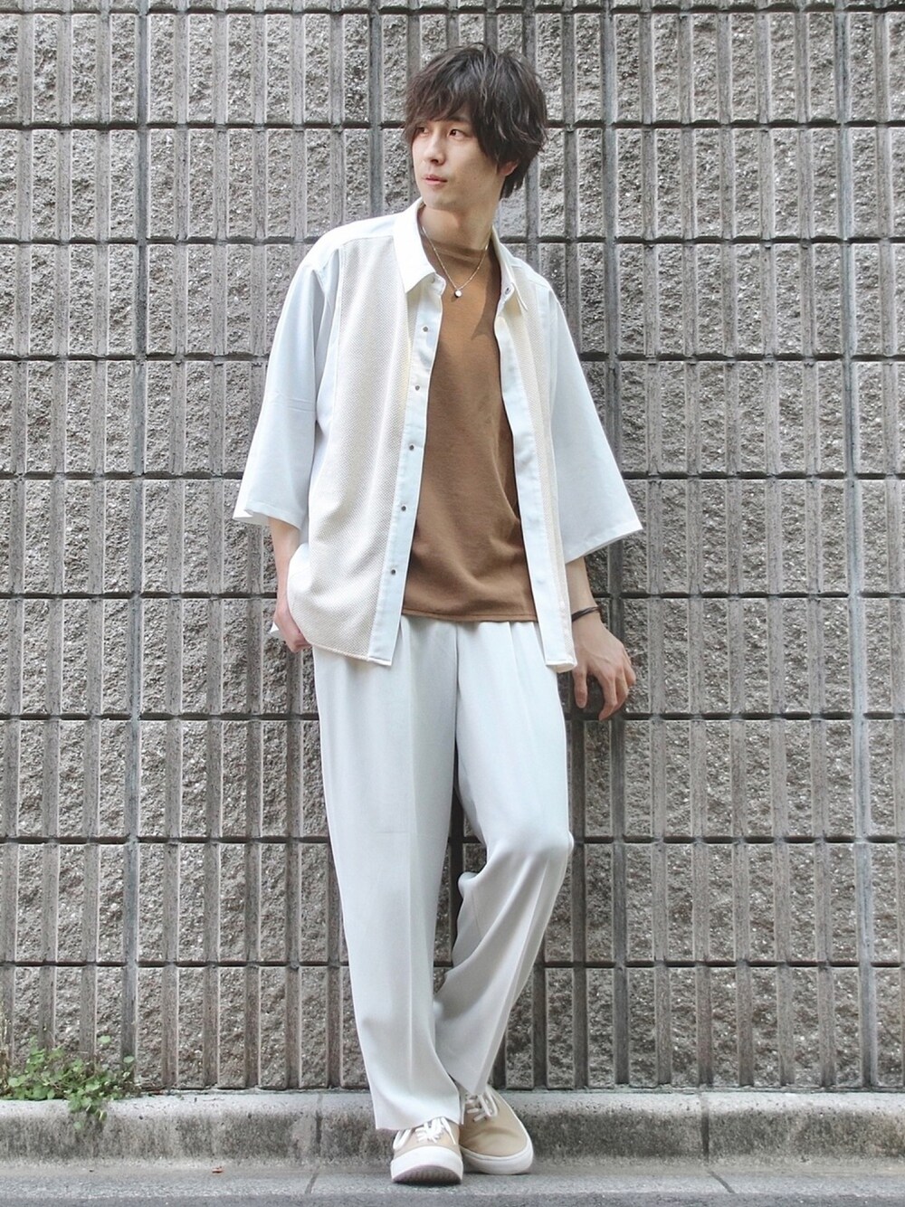 ホワイト系のシャツ/ブラウス、ブラウン系のTシャツ/カットソー、ベージュ系のその他パンツを着用したメンズの春コーディネートの1枚目の写真