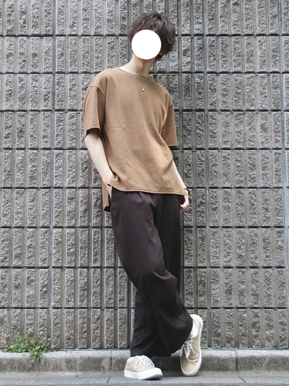 ブラウン系のTシャツ/カットソー、ブラウン系のその他パンツ、ベージュ系のスニーカーを着用したメンズの夏コーディネートの1枚目の写真