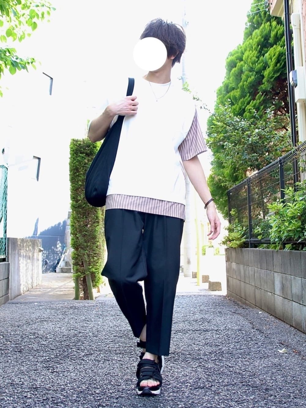「初夏コーデ、シンプル、シンプルコーデ、スラックス、GU、アンクルパンツ、サンダル、トートバッグ」｜「tk.TAKEO KIKUCHIのストライプレイヤードカットソー（Tシャツ/カットソー、ホワイト系）」を使った、桜江しゅう さん（メンズ・180cm）の夏コーディネートの1枚目の写真