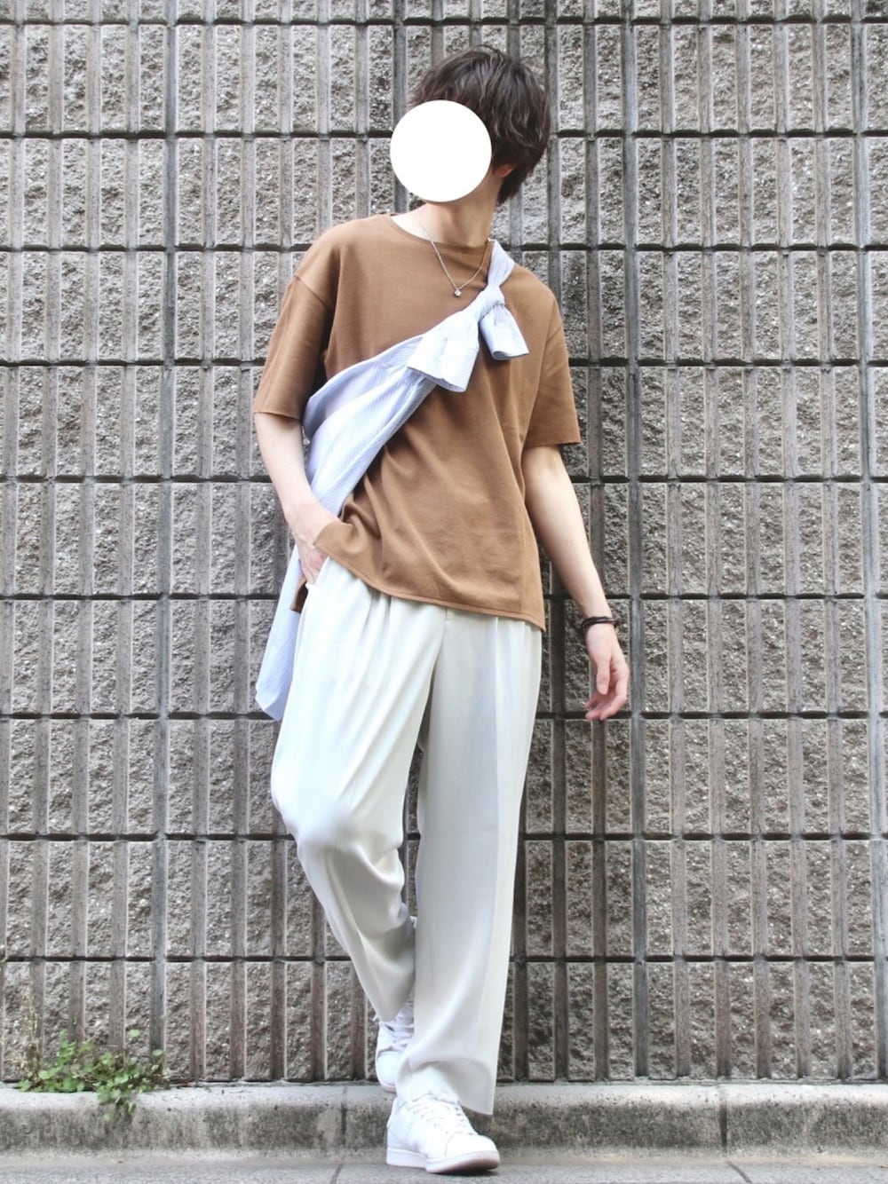 ブラウン系のTシャツ/カットソー、ベージュ系のその他パンツ、ホワイト系のスニーカーを着用したメンズの夏コーディネートの1枚目の写真