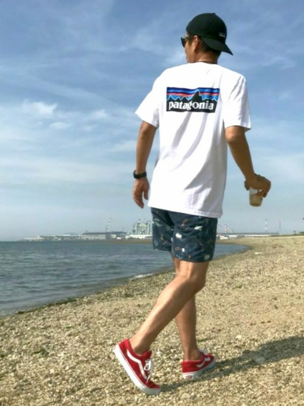 ブルー系のその他パンツ、ホワイト系のTシャツ/カットソー、レッド系のスニーカーを着用したメンズの夏コーディネートの1枚目の写真