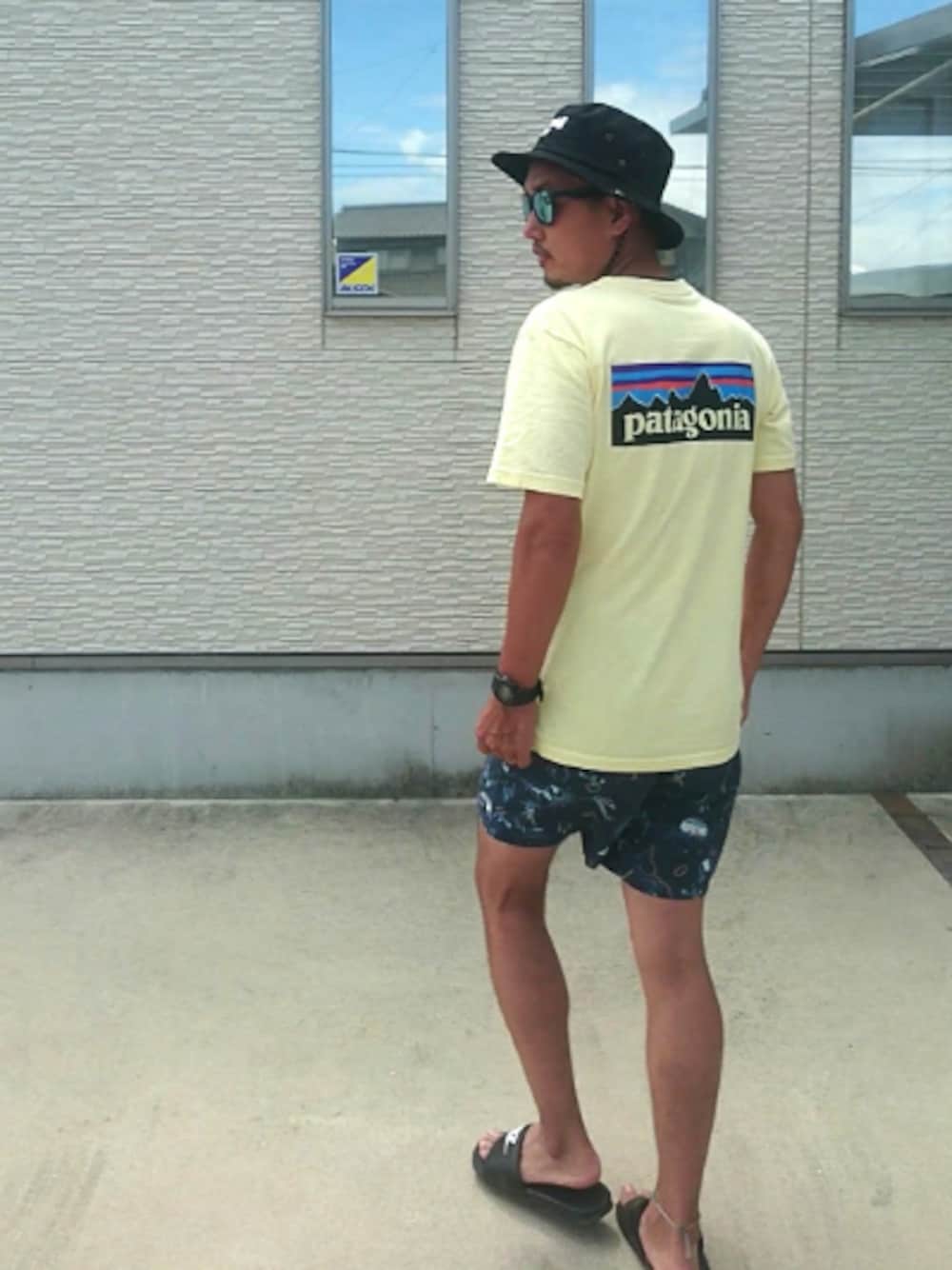「夏コーデ、patagonia、バケットハット、バギーズショーツ、シャワーサンダル、ナイキ、柄パンツ、水着」｜「？？？？のアイテム（ハット、ブラック系）」を使った、kenponさん（メンズ・176cm）の夏コーディネートの1枚目の写真