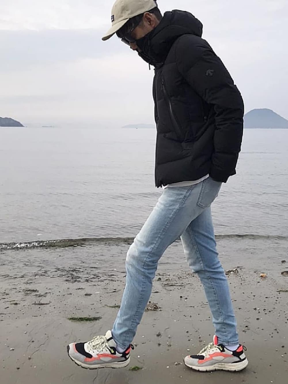 「冬コーデ、ダウンジャケット、patagonia、BIGJOHN、デニムパンツ、キャップ、スニーカー、水沢ダウン」｜「patagoniaのP-6 ラベル トラッド キャップ（キャップ、ベージュ系）」を使った、kenponさん（メンズ・176cm）の冬コーディネートの1枚目の写真