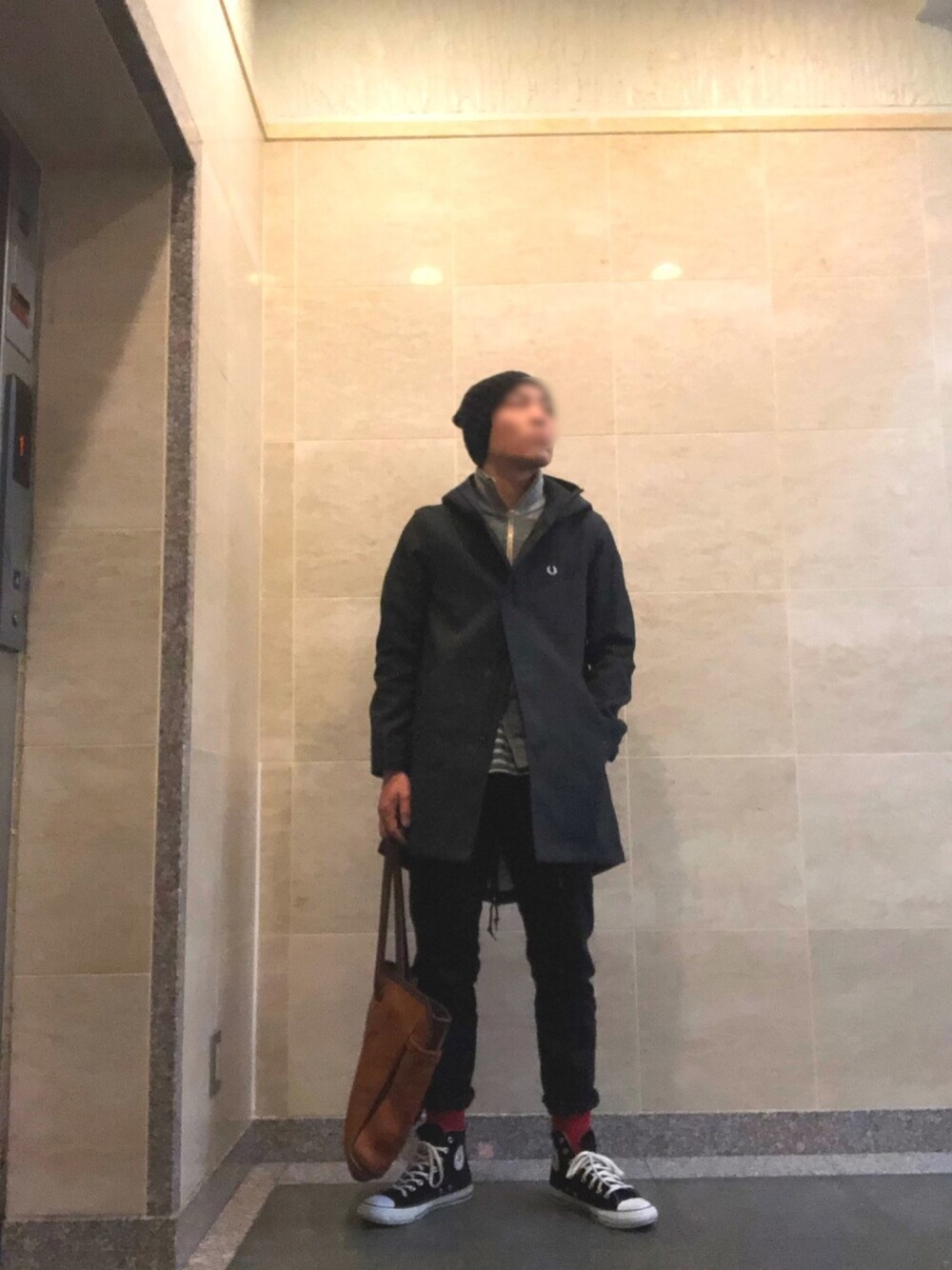 「お気に入りの服でデートに行こう、休日スタイル、冬、ブラック、黒スキニー、converse、モノトーン、モッズコート、お洒落さんとつながりたい」｜「FRED PERRYのBonded Fishtail Parka（モッズコート、グレー系）」を使った、ようさんさん（メンズ・170cm）の冬コーディネートの1枚目の写真